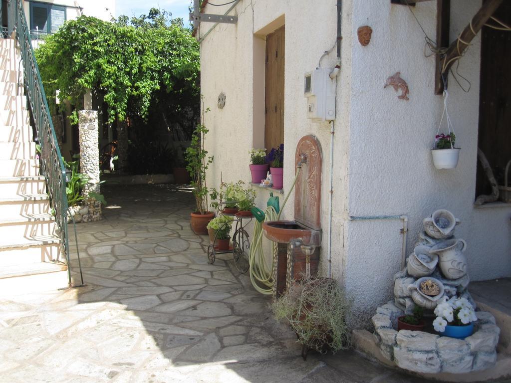 Gorgona Appartement Milína Buitenkant foto