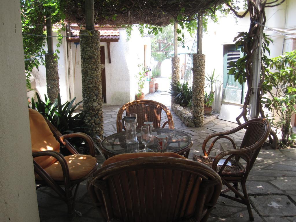 Gorgona Appartement Milína Buitenkant foto